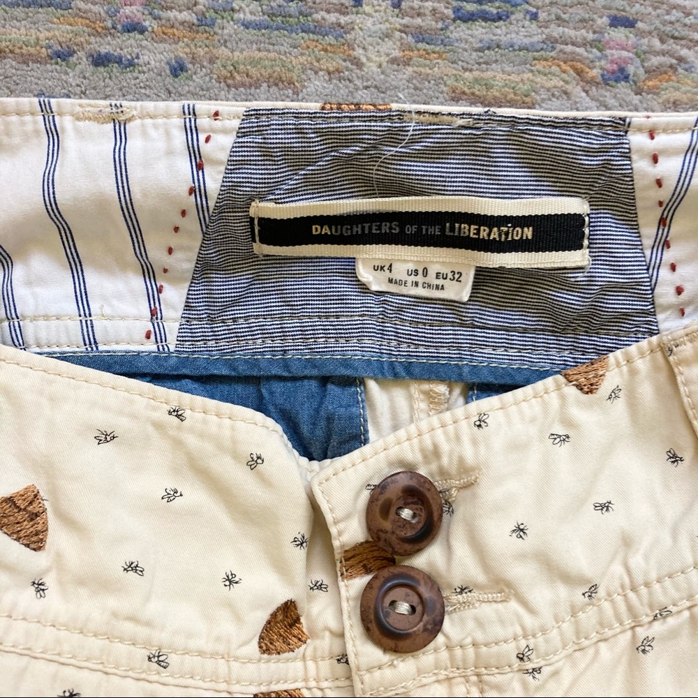 🐝 Daughters of the Liberation • Bee + Hive Shorts • US 0 / EU32 / UK 4 - Picture 4 of 4